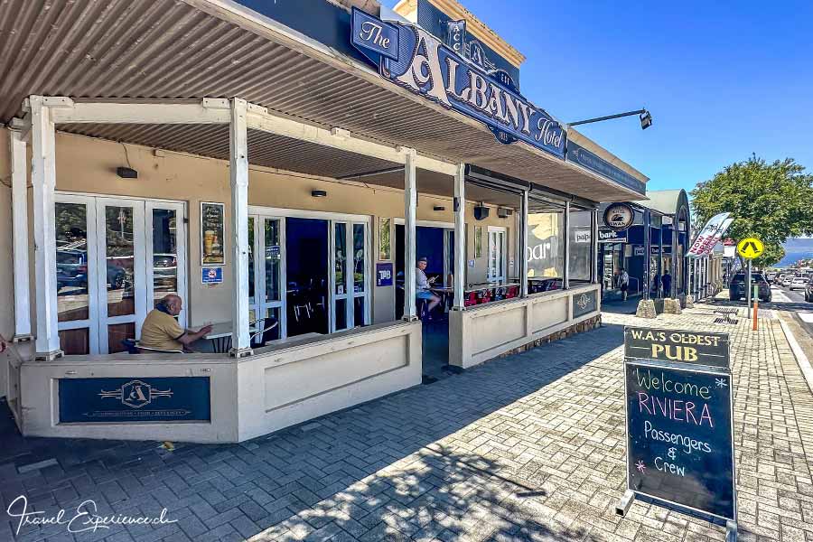 Albany Hotel, Begrüssungsschild für Riviera-Gäste