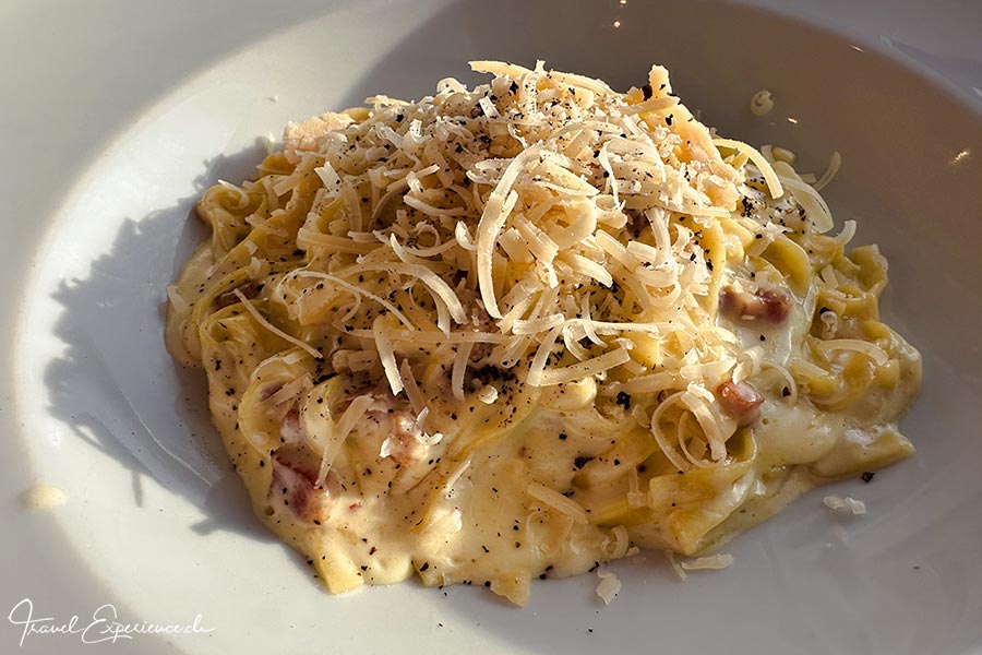Foodfoto, Linguini Carbonara mit Käse obendrauf