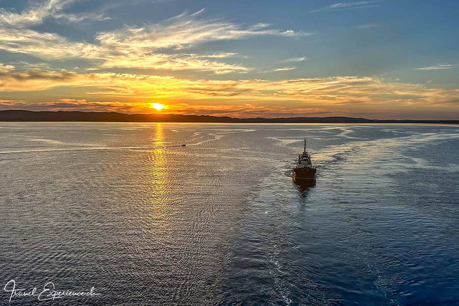 Sonnenuntergang mit Lotsenboot vor Albany