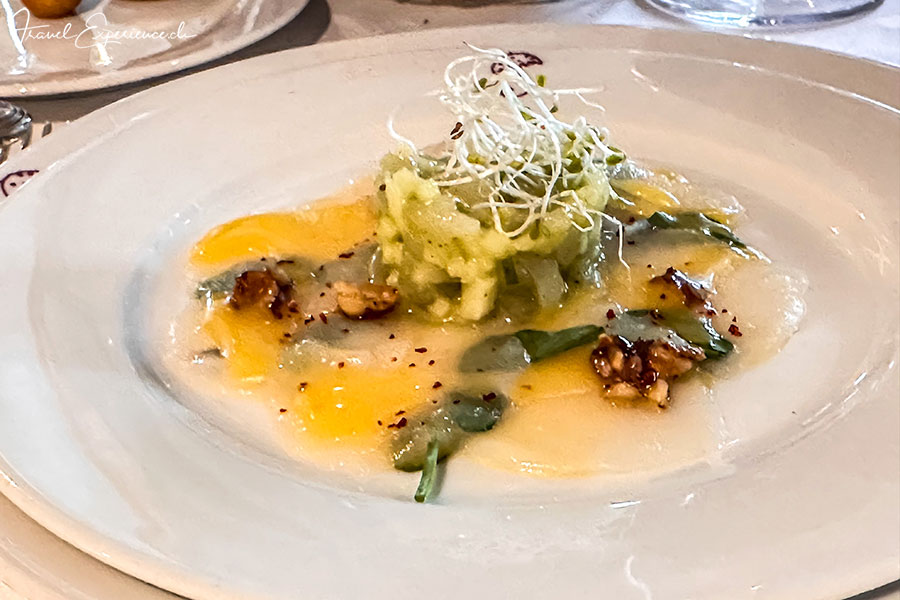 Jakobsmuschel-Carpaccio im Spezialitätenrestaurant Jacques auf der Oceania Riviera