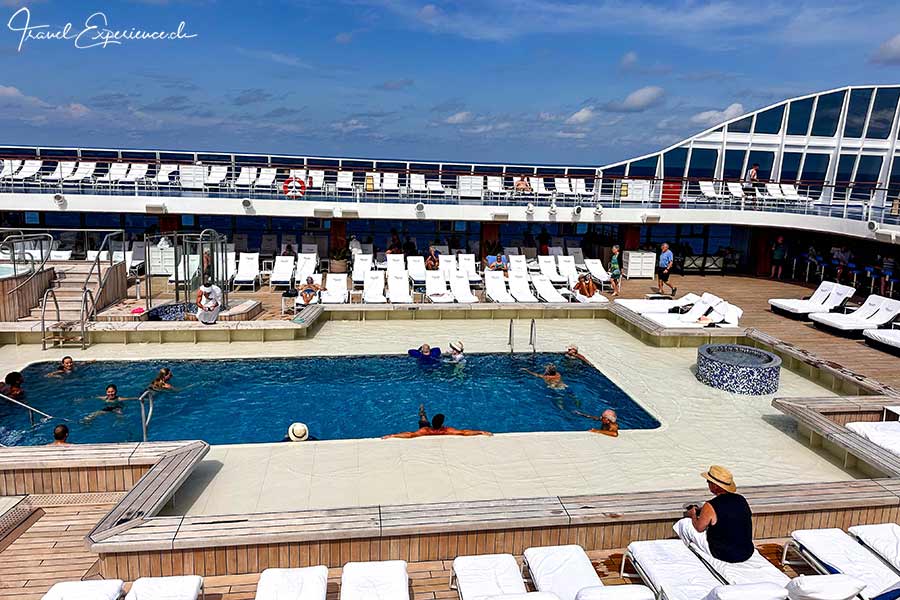 Poollandschaft auf der Oceania Riviera