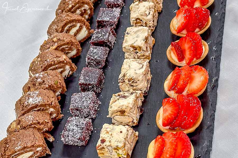 Dessertplättchen in der Küche der Oceania Riviera