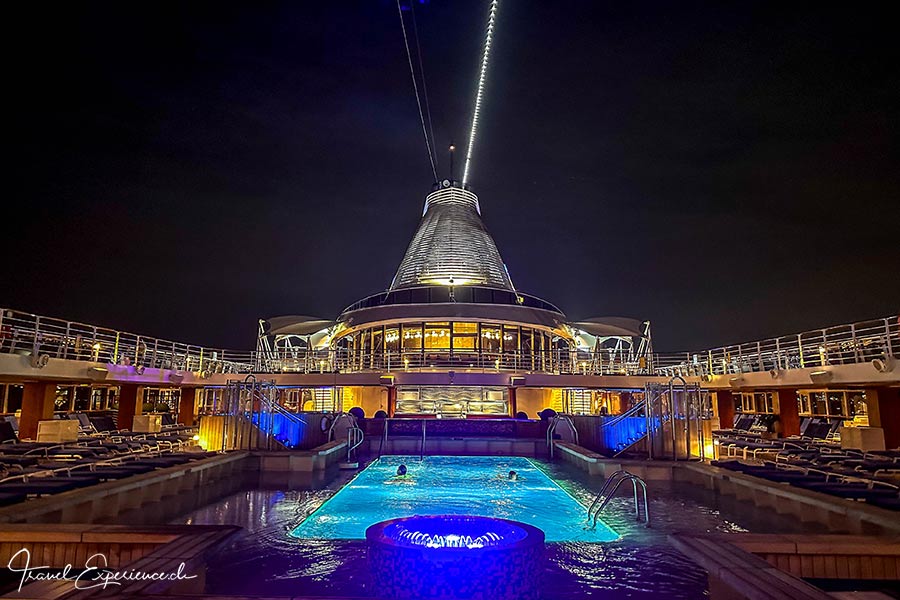 Pooldeck by night auf der Oceania Riviera