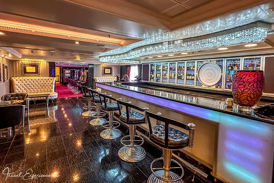 Innenaufnahme der Casino Bar beim Spielcasino auf der Oceania Riviera