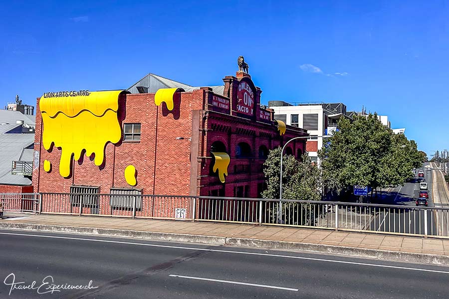 Lustig dekoriertes Backsteinhaus, das Lion Arts Centre, während der Stadtrundfahrt in Adelaide aufgenommen
