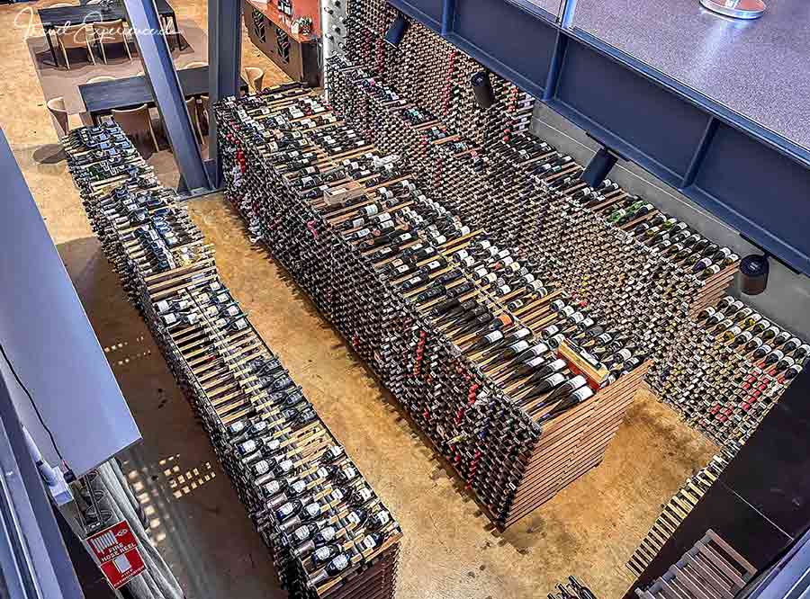 Blick von oben auf gelagerte Weinflaschen im National Wine Education & Training Centre in Adelaide