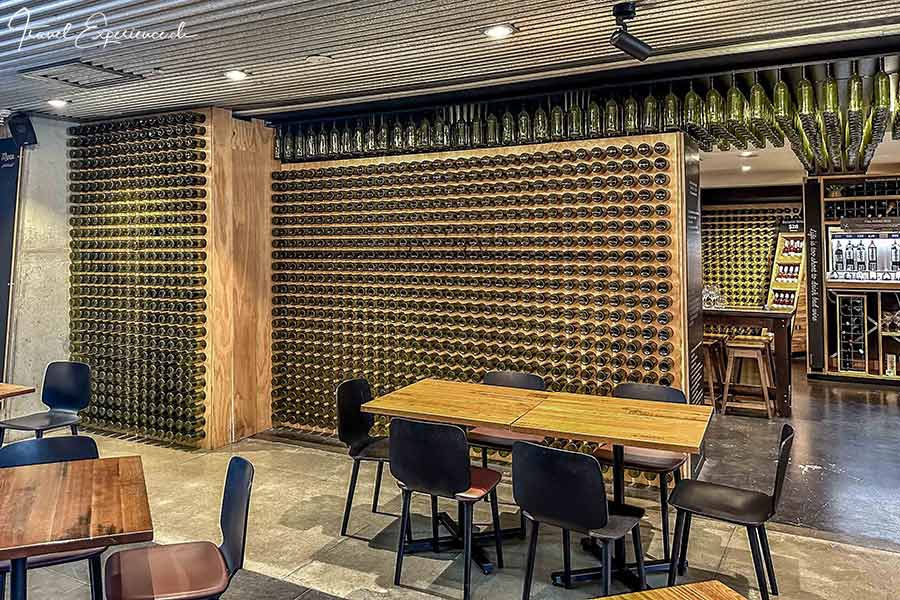 Schulungsraum mit Weinflaschenwänden im National Wine Education & Training Centre in Adelaide