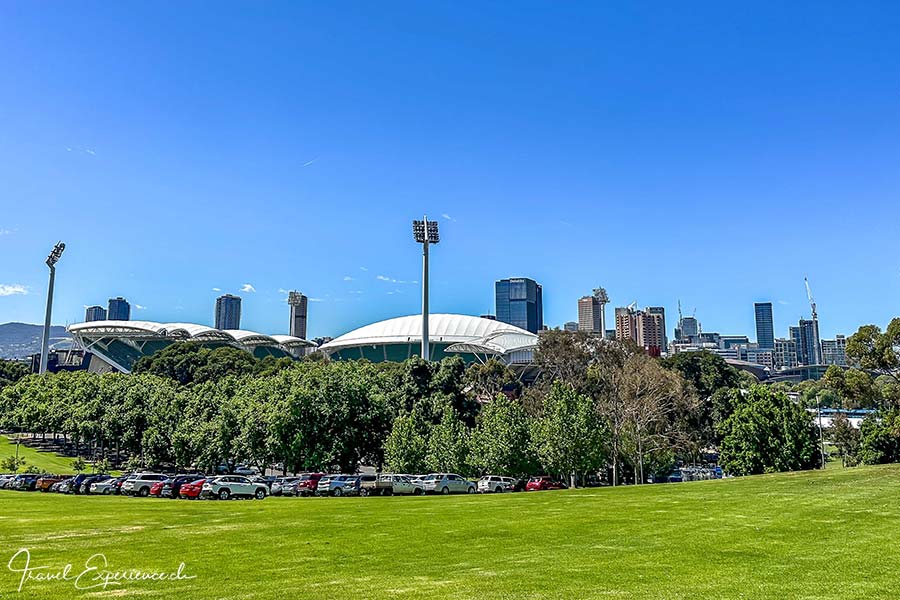 Adelaide Oval, Sportzentrum im Grünen, im Hintrgrund die Stadt.