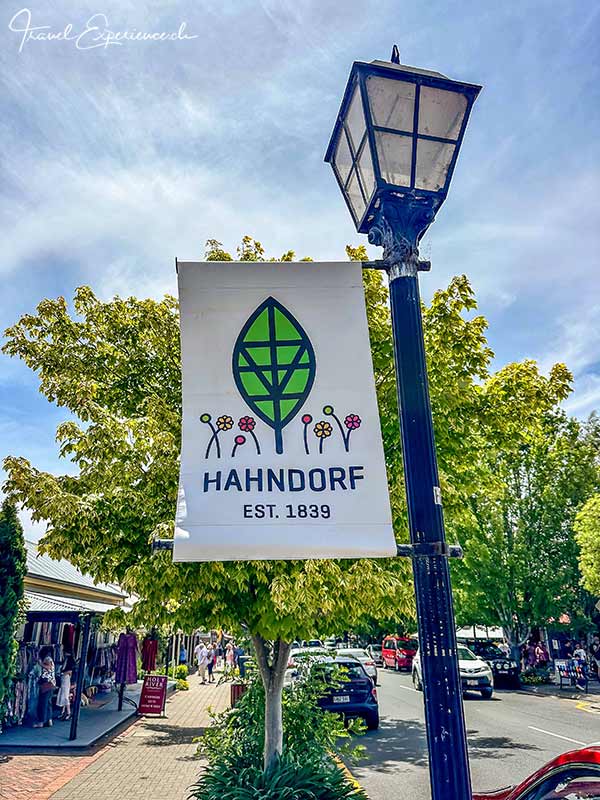 Strassenlaterne mit Hahndorf-Schild in Handorf, Südaustralien