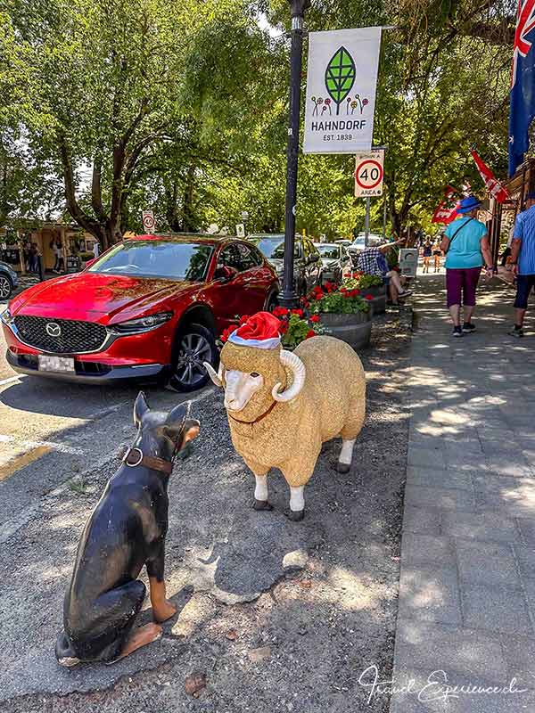 Schaf- und Hundefigur am Strassenrand in Hahndorf