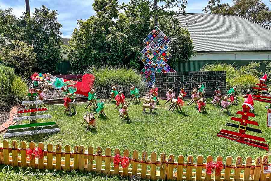 weihnachtlich geschmückter Garten in Hahndorf, Südaustralien