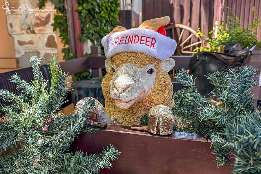Rentierfigur mit Weihnachtsmütze in Hahndorf, Südaustralien