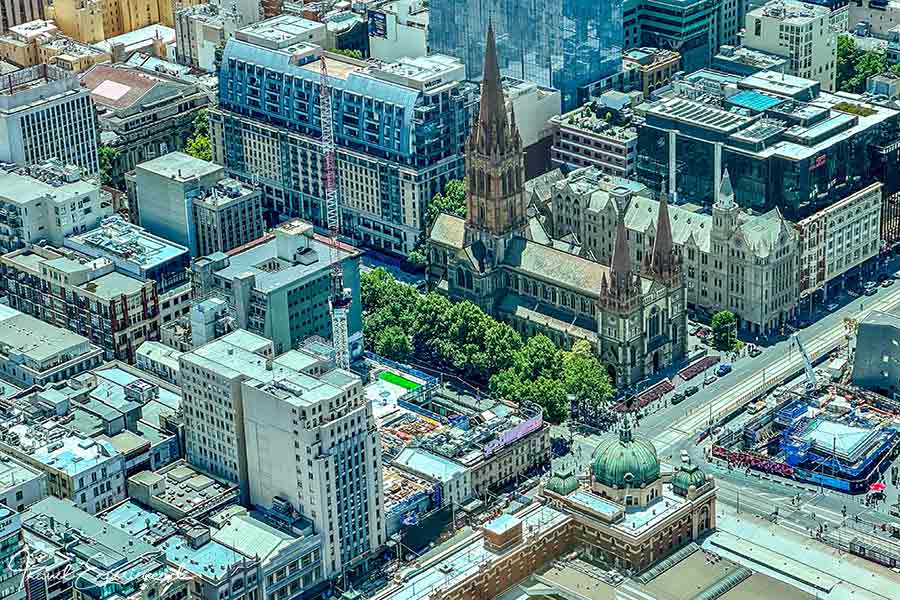 Blick hinunter auf die St. Paul's Cathedral in Melbourne vom Skydeck aus