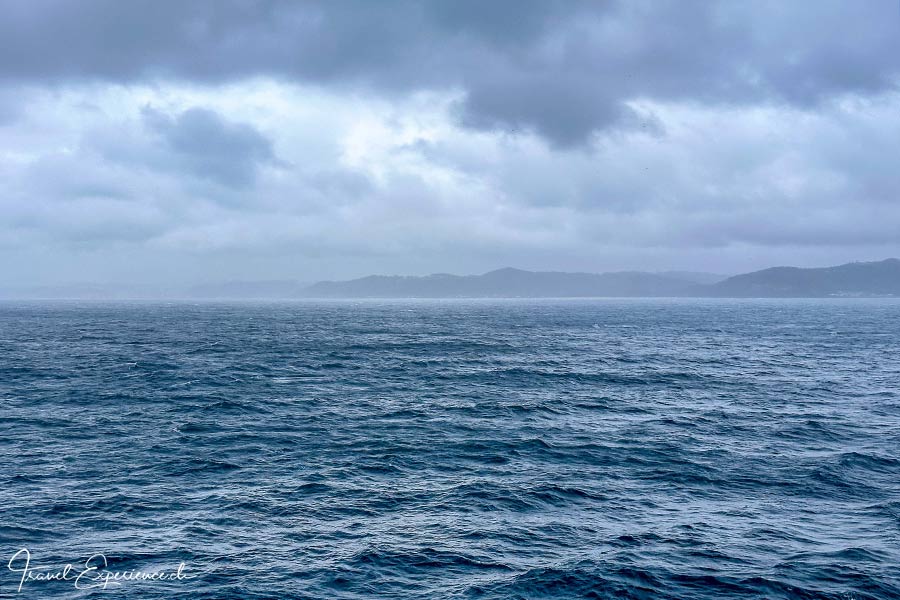 Aufgewühltes Wasser und dunkle Wolken vor Tasmanien, Australien