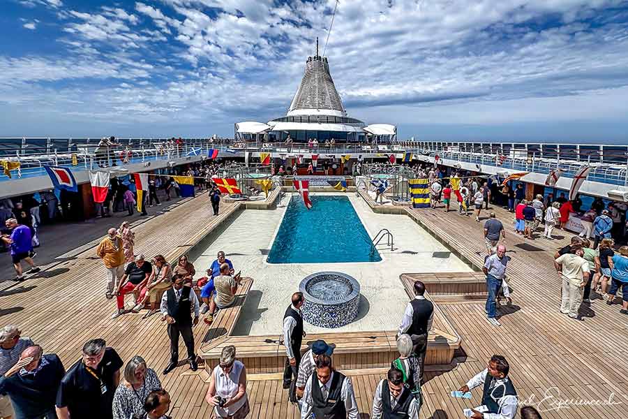 Crew-Parcour auf dem Pooldeck der Oceania Riviera