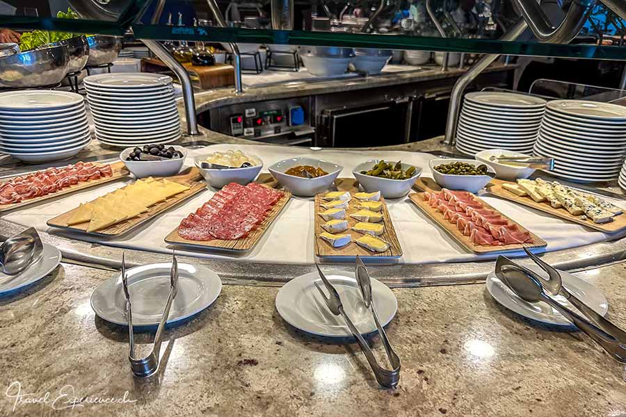 Italienischer Teil am Büfett im Terrace Café der Oceania Riviera