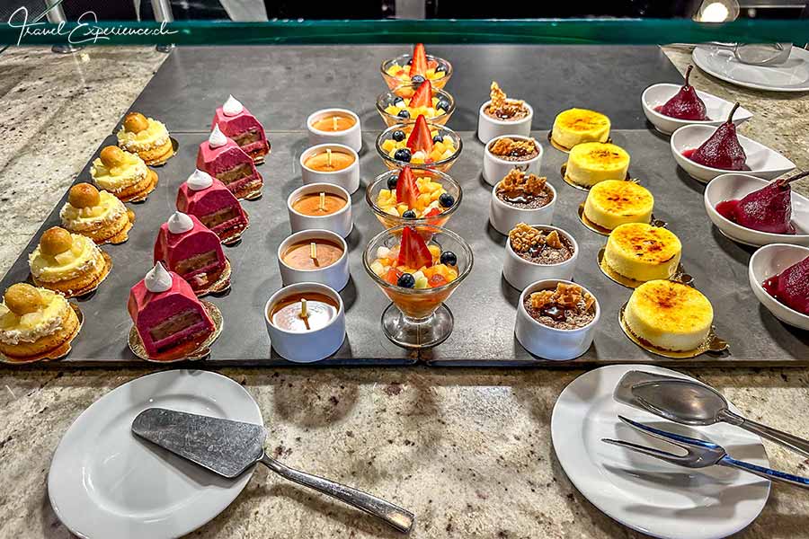 Desserts in allen Variationen am Büfett des Terrace Café auf der Oceania Riviera