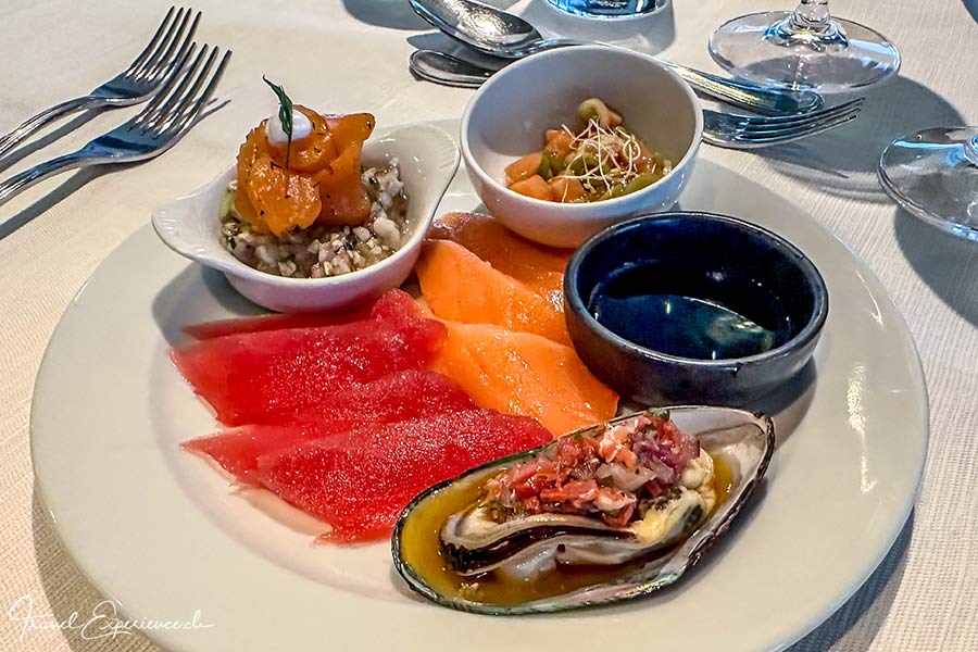 Lachs, Thunfisch und eine Auster auf einem Teller