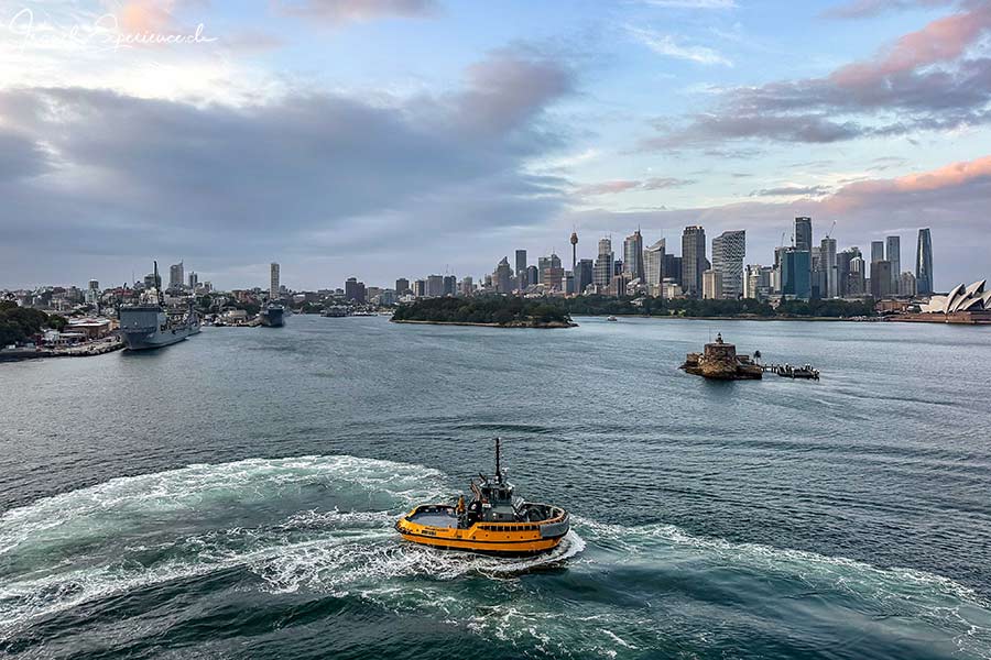 Einlaufen in Sydney mit einem Lotsenboot