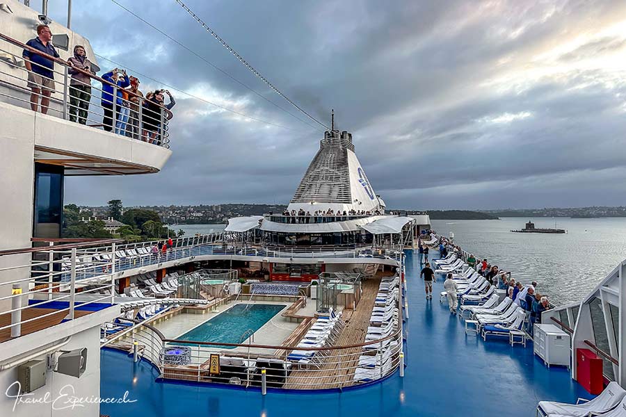 Beim Einlaufen in Sydney ist das Pooldeck der Oceania Riviera gut besucht