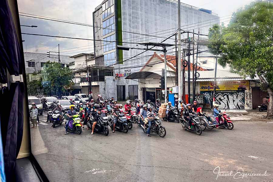 Rollerfahrer an einer Kreuzung in Surabaya