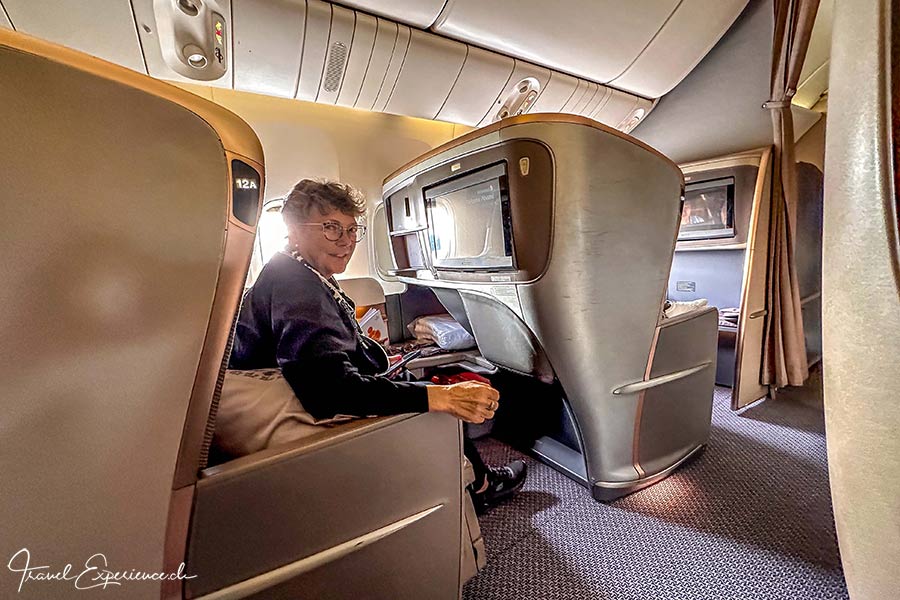 Inge in der Business Class der Singapore Airlines