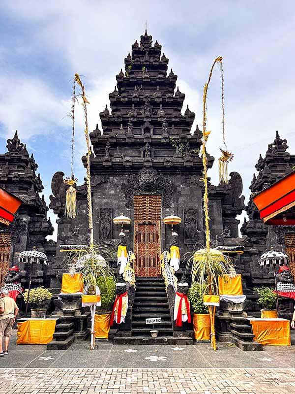 Aussenaufnahme eines Tempels in Pura Agung Jagat Krana, Java