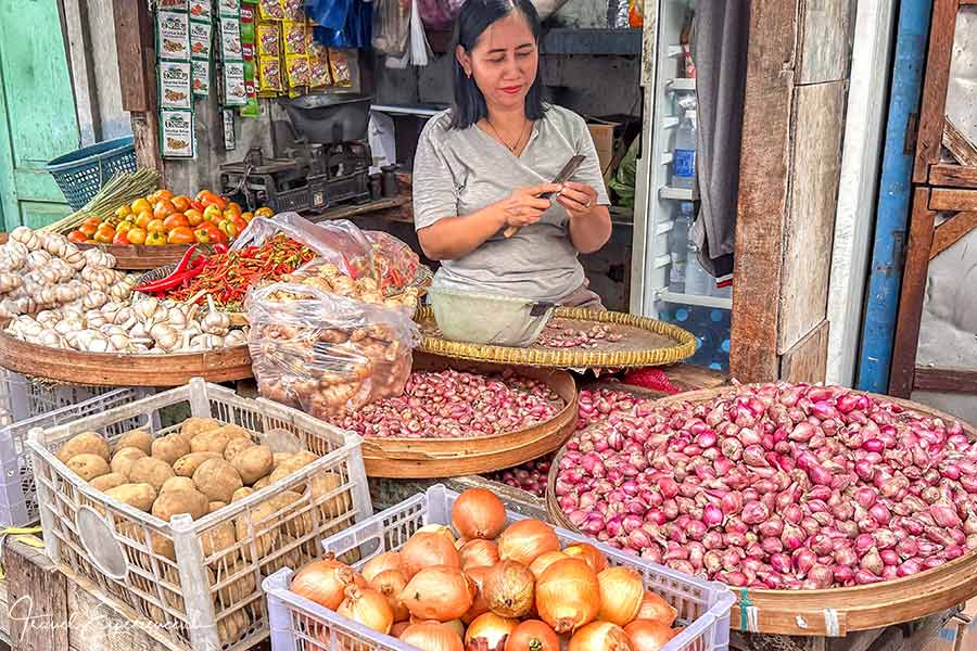 Detailaufnahme, Pasar Pabean, Dame am Knoblauchschälen