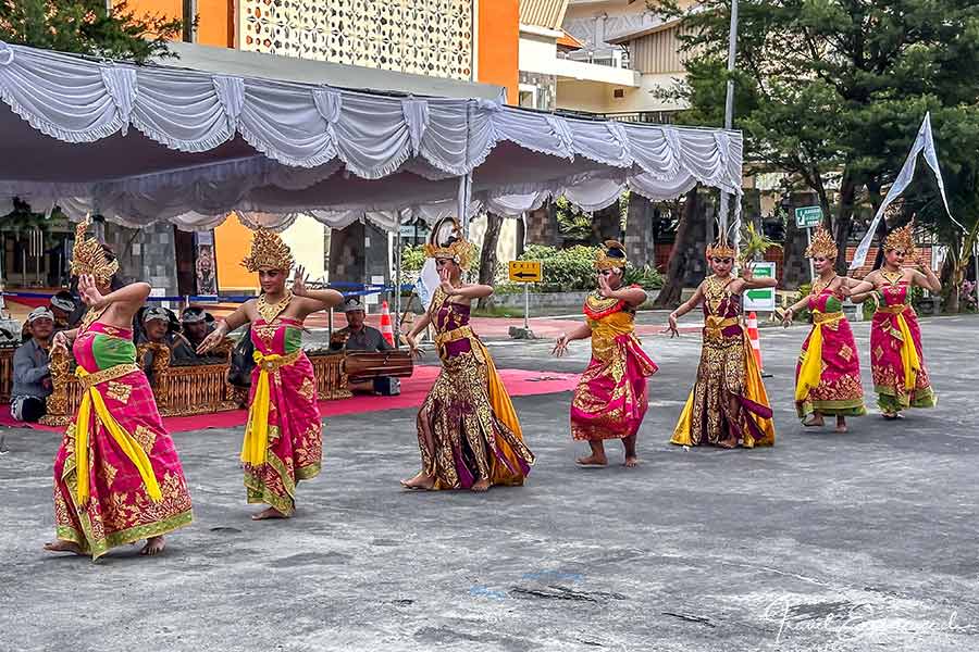 Tänzerinnen begrüssen uns im Hafen von Benoa auf Bali