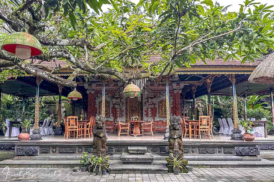 Restaurantbereich im Dorf Rumah Desa auf Bali
