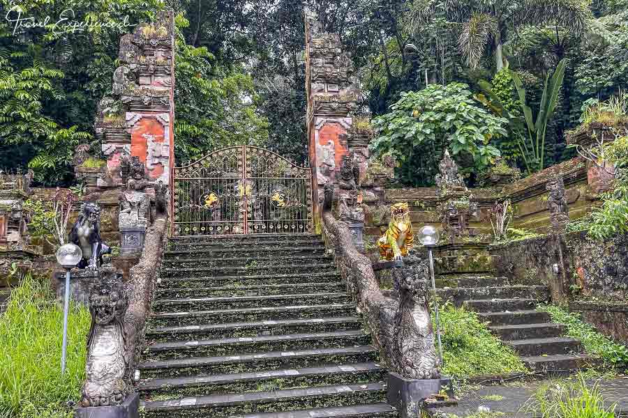 Aufgang zum Tor der Tempelanlage Luhur Besi Kalung, Bali