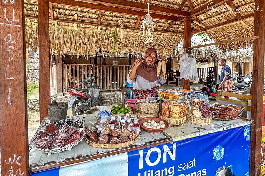 Marktfrau bietet ihre Waren im Sasak-Dorf Desa Ende auf Lombok an