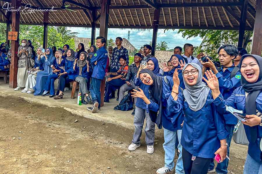 Schülerinnen im Sasak-Dorf Desa Ende, Lombok