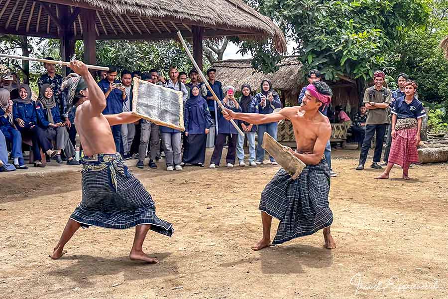 zwei traditionelle Stockkämpfer im Sasak-Dorf Desa Ende, Lombok