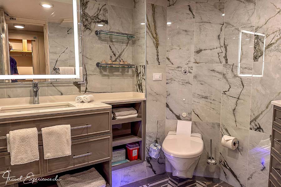 Innenaufnahme des Badezimmers der Penthouse Suite 10031 auf der Oceania Riviera