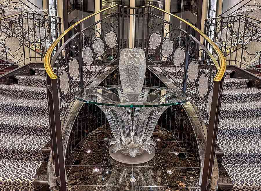 Lalique-Kunst an der Treppe von Deck 4 zu Deck 5 der Oceania Riviera