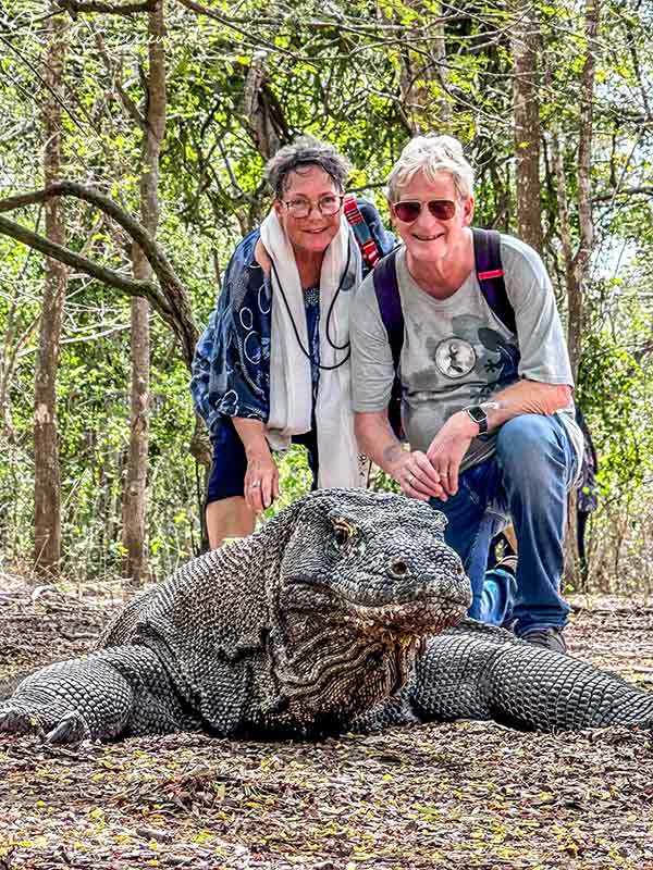 Inge und Heinz hinter einem Komodo-Waran
