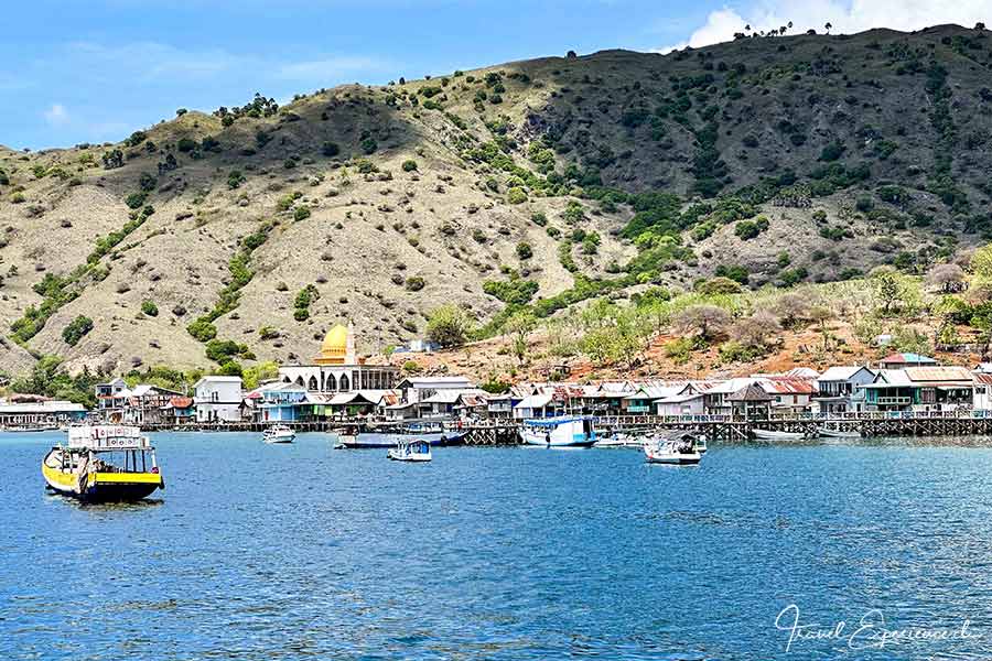 Dorf Komodo vom Meer aus