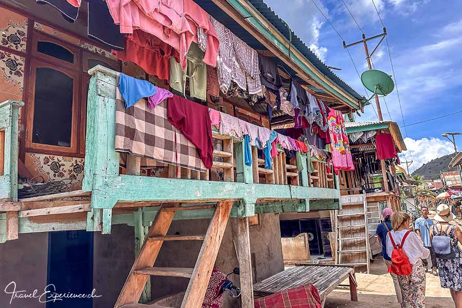 Wäsche trocknet im Dorf Komodo