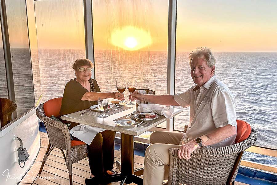 Inge und Heinz stossen auf den Sonnenuntergang an, auf der Oceania Riviera