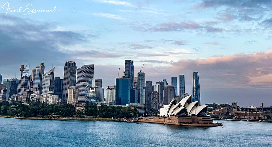 Die Opera und Downtown Sydney vom Wasser aus gesehen
