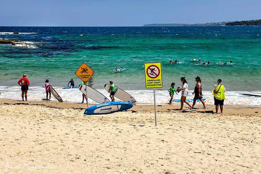Warntafeln am Bondi Beach, die nur Surfer und Schwimmer betreffen