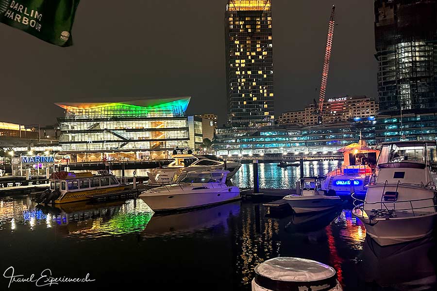 Farbenfrohe Beleuchtung am Darling Harbour by night