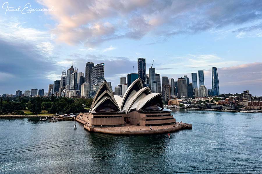 Opera von Sydney, dahinter die Hochhäuser der Downtown