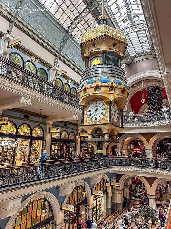 Hängender Uhrturm in der Shopping Mall des Queen Victoria Buildings in Sydney