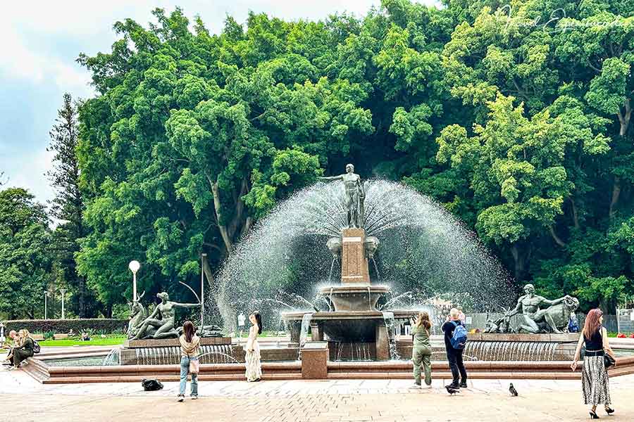 Archibald Memorial Fountain, Brunnen, im Hide Park von Sydney mit Besuchern