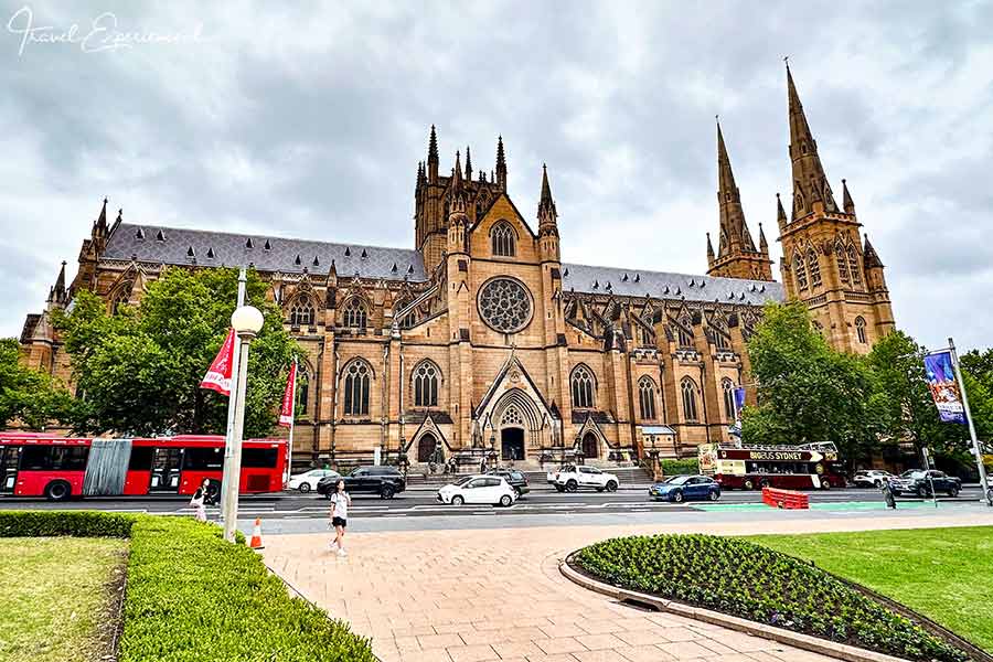 Längsseite der Saint Marys Cathedral in Sydney, Australien