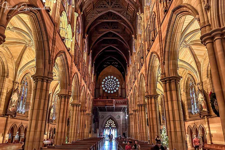 Im Innern der Saint Marys Cathedral von Sydney mit Blick auf die Rosette