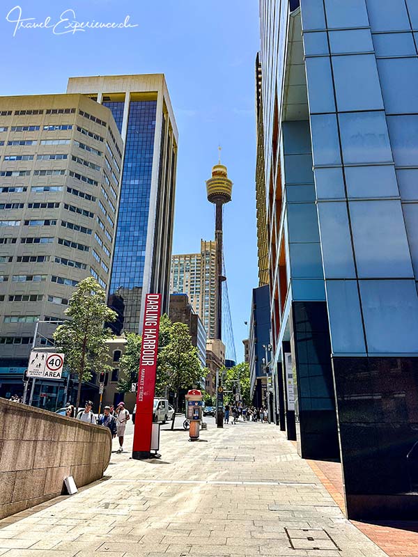 Sydney Tower Eye vom Darling Harbour aus gesehen.