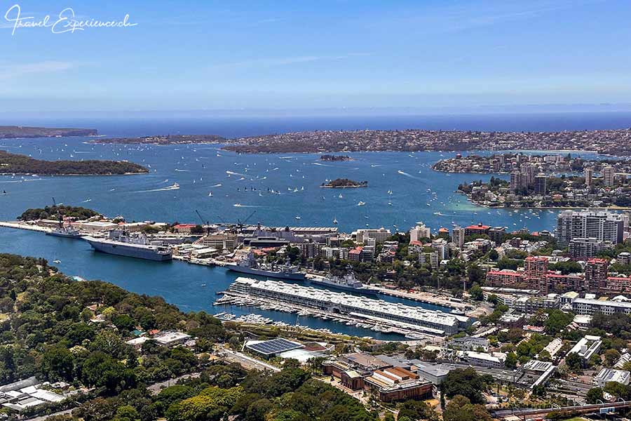 Grandiose aussicht auf die Gewässer vor Sydney vom Sydney Tower Eye aus.